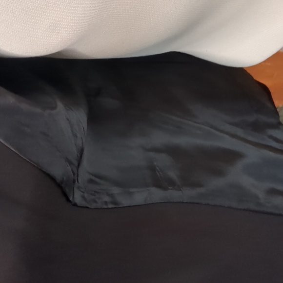 TAHARI* dress suit. Jacket/Pants, both fully lined. Hook/eye closure front. 2pc - Picture 9 of 17